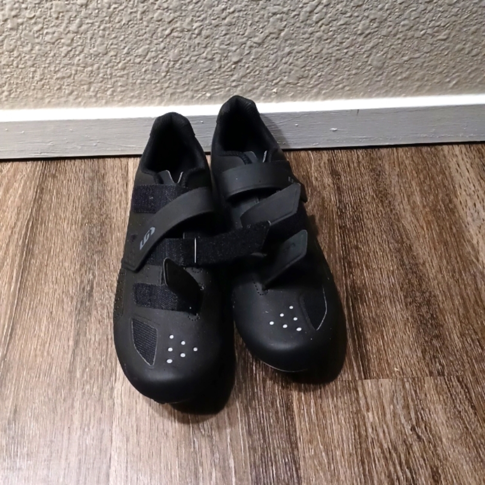 Size 43 Louis Garneau   men's cycling show black
